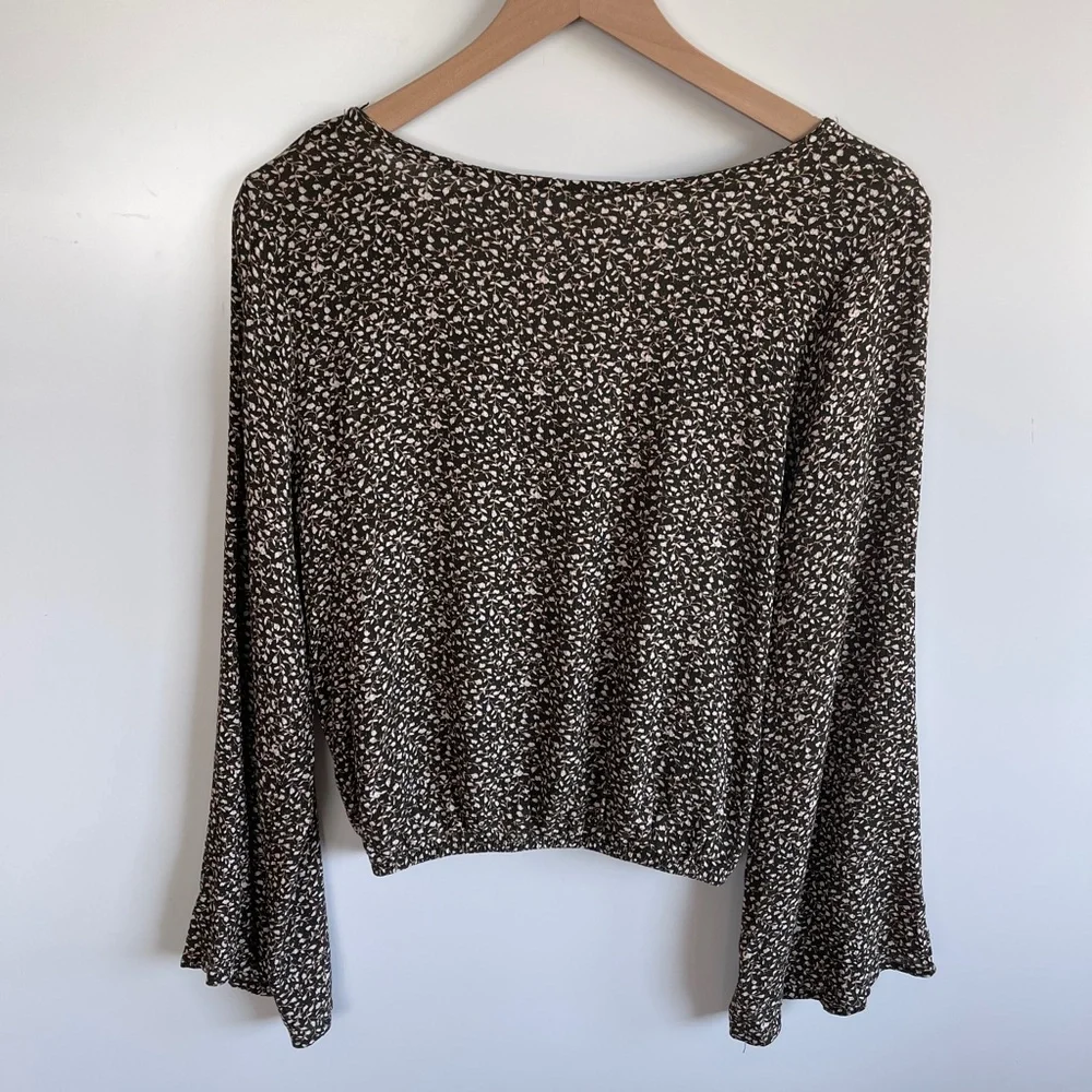 Sadie & Sage Bell Sleeve V-Neck Blouse Size‎ Small